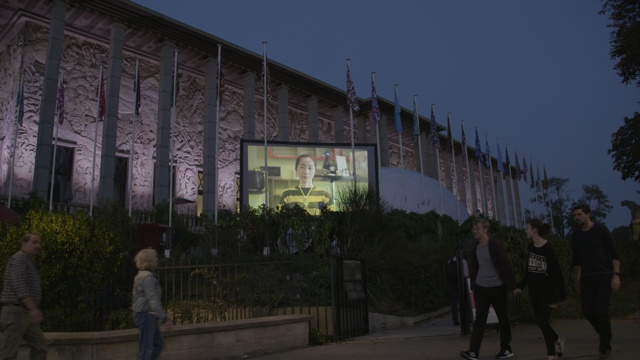 Le dispositif de projection sur le parvis du Musée de l’histoire de l’immigration