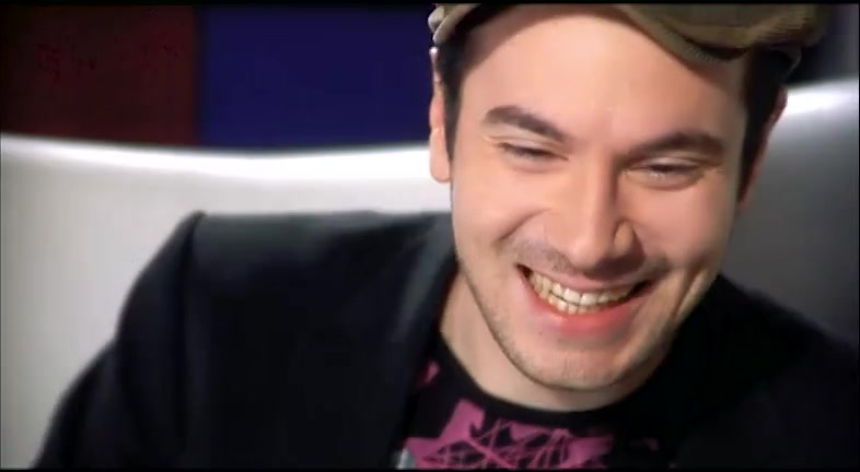 Kyan Khojandi · un sourire