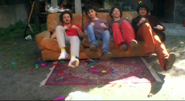 Electric Diva, groupe dans le clip Treasure