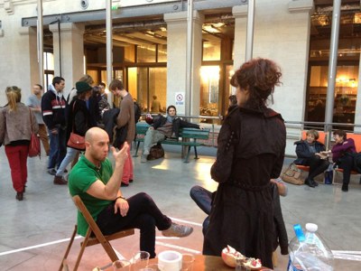 Gestes et rencontres pendant la performance · L’Expérience du silence · Jeune Création · CENTQUATRE · 2012