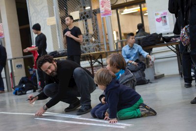 Gestes et rencontres pendant la performance · L’Expérience du silence · Jeune Création · CENTQUATRE · 2012