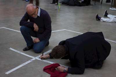 Gestes et rencontres pendant la performance · L’Expérience du silence · Jeune Création · CENTQUATRE · 2012