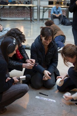 Gestes et rencontres pendant la performance · L’Expérience du silence · Jeune Création · CENTQUATRE · 2012