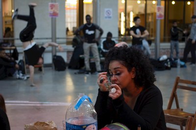 Gestes et rencontres pendant la performance · L’Expérience du silence · Jeune Création · CENTQUATRE · 2012