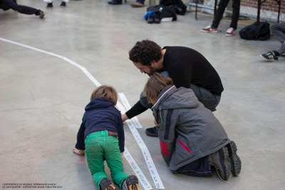 Gestes et rencontres pendant la performance · L’Expérience du silence · Jeune Création · CENTQUATRE · 2012