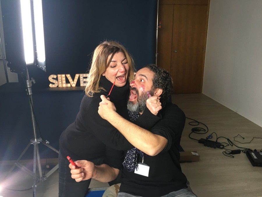 Un sourire entre les prises.