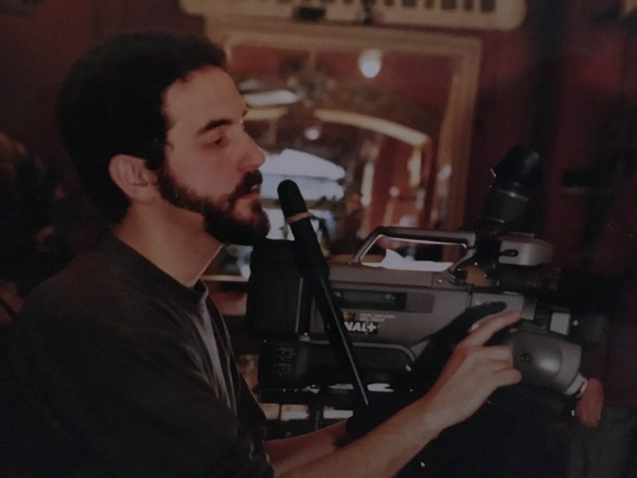 Emmanuel Saada, caméra à l’épaule sur un tournage